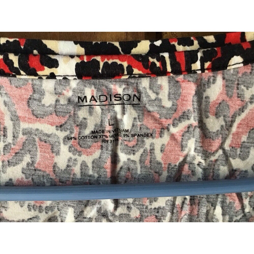 Madison Red Floral Top Size M Casual 3/4 Sleeve Round Neck - Picture 3 of 5